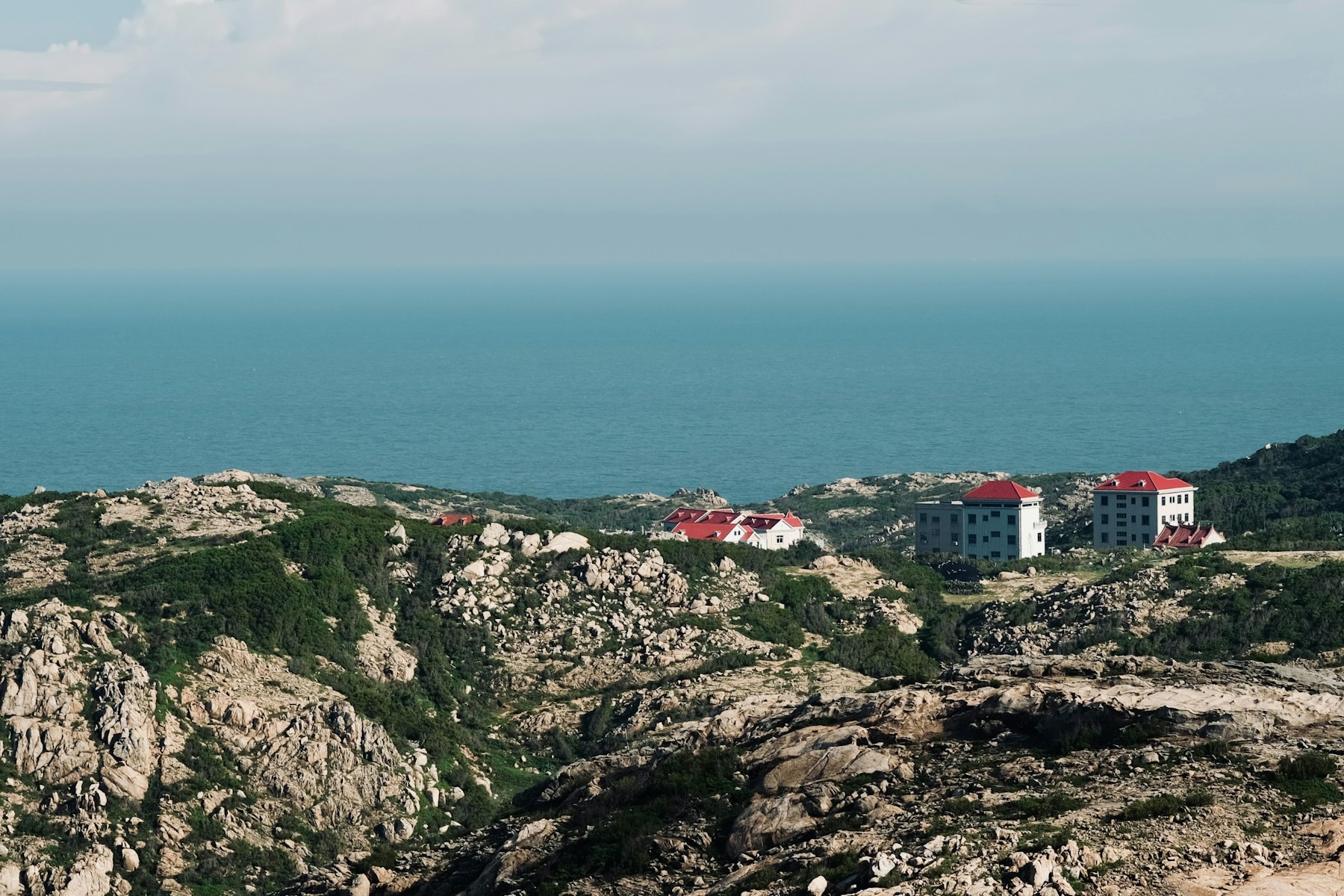 岩石海岸与面向海面的建筑